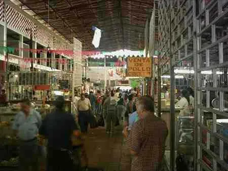 Interior del Mercado La Sexta Calle 6a entre Avenidas 5a y 6a.