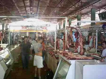 Vendedores de Carne del Mercado los Cocales. Calle 7a entre avenidas 5a y 6a.