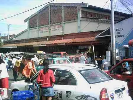 Al frente el Mercado La Sexta. Calle 6a entre avenidas 5a y 6a.