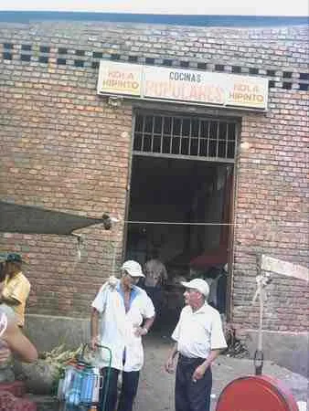 Entrada a los comedores del mercado La Sexta. Calle 6a entre avenidas 4a y 5a.