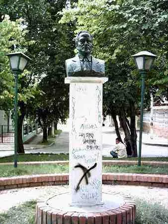 Busto sobre pedestal en un parque