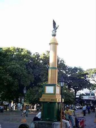 Columna conmemorativa coronada por un águila