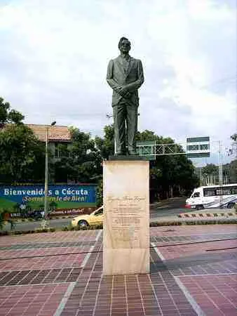 Monumento al ex presidente de Colombia, el cucuteño Virgilio Barco Vargas. En la redoma del puente San Rafael.