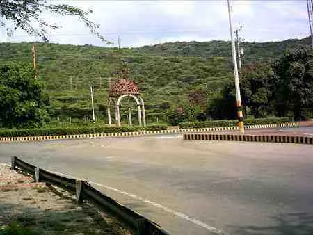 Arco blanco en una glorieta al pie de los cerros
