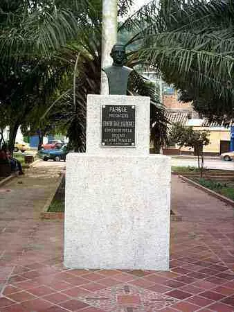 Busto con placa en una plazoleta