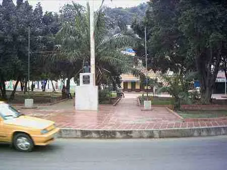 Monumento en el centro de un parque