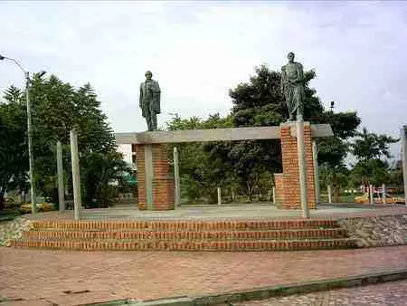 Monumento a los padres de la patria El Libertador Simón Bolívar y el Hombre de las leyes Francisco de Paula Santander. Avenida Los Libertadores.