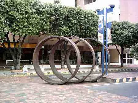 Escultura en el separador de la avenida Cero con calle 15.