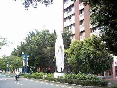 Escultura en la avenida Cero con calle 12.