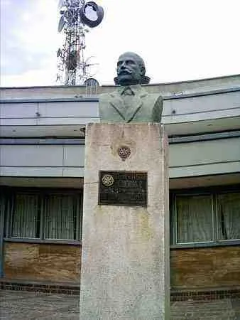 Escultura de Elías M. Soto. En el parque de Telecom. Calle 10 con avenida Cero.