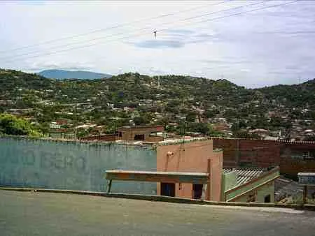 Al fondo en el centro muy pequeña por la distancia la Virgen de Belén.