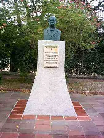 Escultura del Ingeniero Francisco de Paula Andrade. Quien hizo el trazo urbano de nuestra ciudad después del terremoto de 1875.