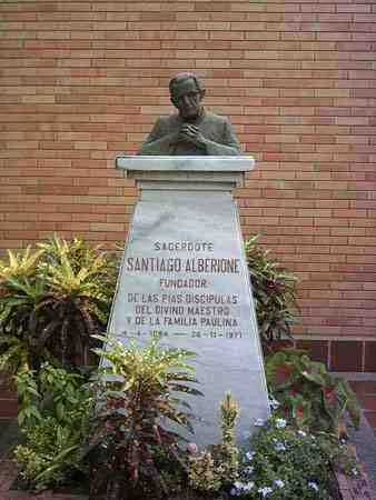 Escultura del Sacerdote Santiago Alberione Fundador de la congregación de las Hermanas Pías. Avenida 3a con calle 15.