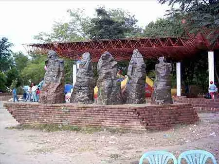 Monumento llamado Ciudad Cerámica. Frente al teatro Las Cascadas. Avenida Libertadores.