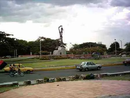 Redoma Arnulfo Briceño. Avenida Libertadores.