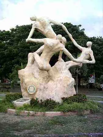 Monumento a la Paz. Parque en la Avenida Libertadores
