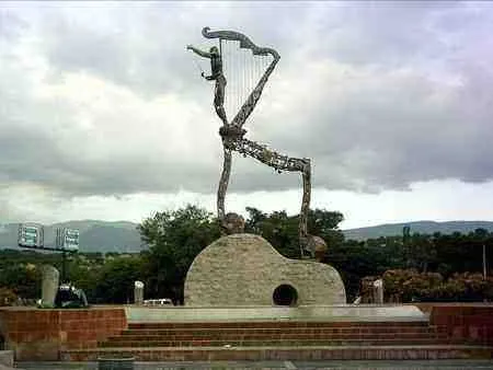 Monumento al cantante y compositor cucuteño Arnulfo Briceño. En la redoma en la Avenida Los Libertadores.