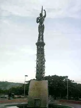 Monumento al cantante y compositor cucuteño Arnulfo Briceño. En la redoma en la Avenida Los Libertadores.
