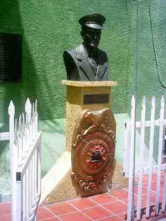 Escultura en memoria a los Bomberos Voluntarios en su estación en la calle 10.