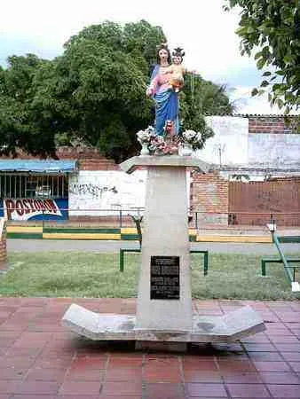 Monumento a la Virgen en el barrio popular.