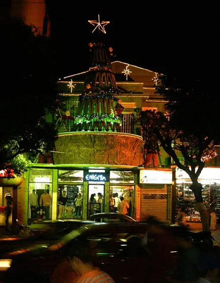 Almacén Enigma Original decoración, se observa el árbol navideño hecho de bluyines Calle 10 entre Av. 4 y 3a