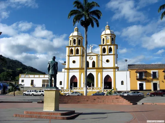 El General Ramón González Valencia en la Plaza de Chinácota, Norte de Santander