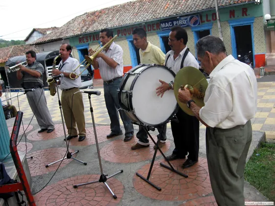 La Banda Municipal de Salazar de las Palmas en pleno toque dominguero