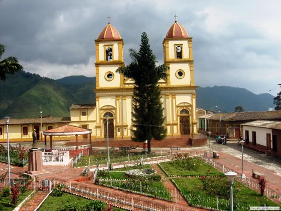 Lourdes Norte de Santander, su plaza un hermoso jardín...