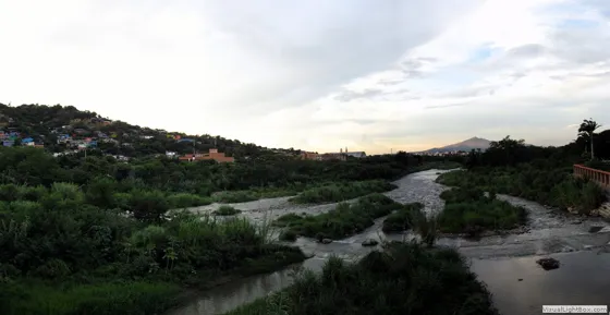 Panorámica del río Pamplonita a su paso por la ciudad de San José de Cúcuta