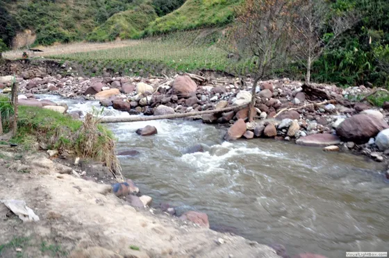 Paso sobre el torrentoso río Cáchira, Norte de Santander