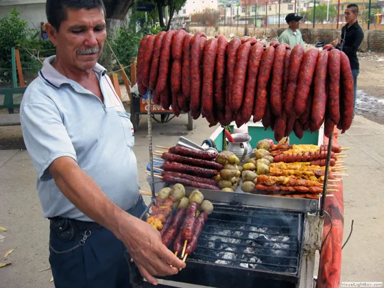Pequeño palacio del colesterol. Chorizos, chuzos y longaniza callejera en San José de Cúcuta, Colombia