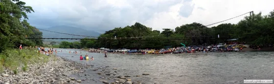 Puente peatonal colgante sobre el río Zulia en San Cayetano, Norte de Santander, Colombia