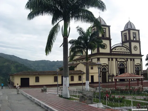 Templo parroquial y plaza central de Lourdes, Norte de Santander-Colombia