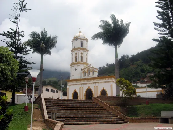 Templo Parroquial y Plaza Central de Villa Caro, Norte de Santander