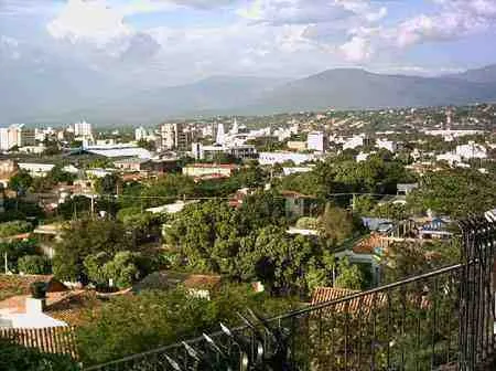 Panorámica de Cúcuta con los cerros al fondo
