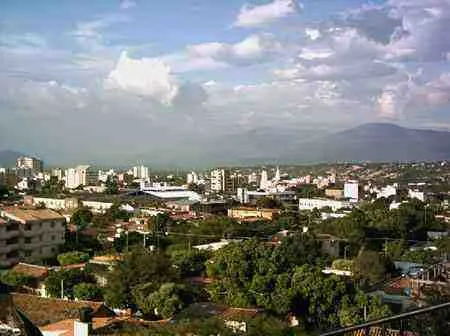 Vista de la ciudad desde lo alto, bajo un cielo nublado