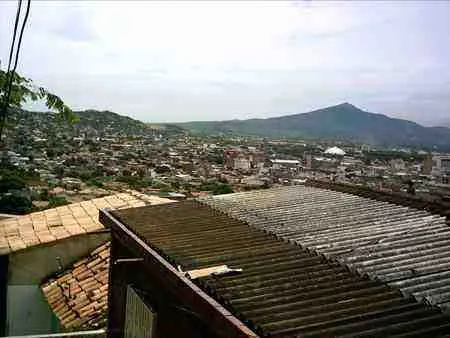 Techos de la ciudad con las montañas al fondo