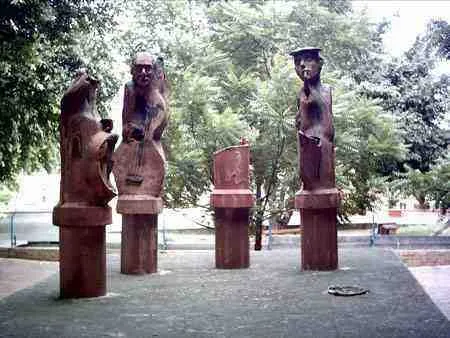 Esculturas en madera en un parque