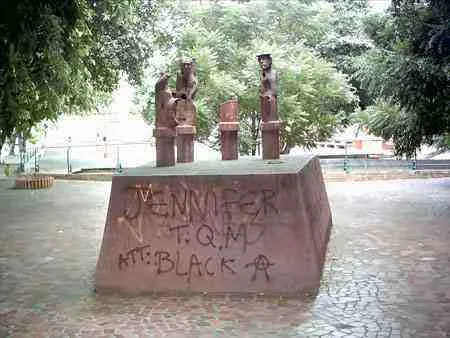 Grupo escultórico sobre una base en un parque