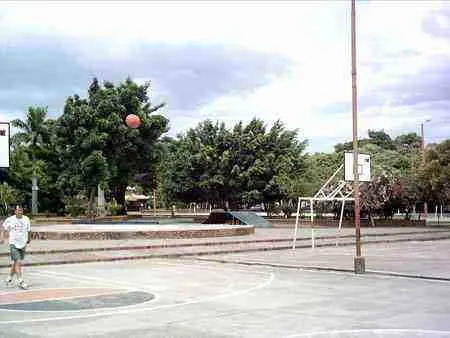 Cancha de baloncesto en un parque
