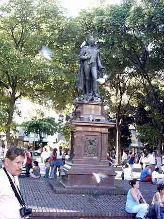Estatua sobre su pedestal en un parque del centro