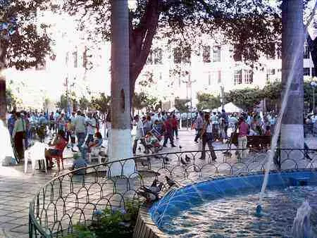 Fuente y visitantes en un parque del centro