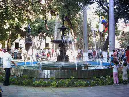 Fuente ornamental rodeada de visitantes