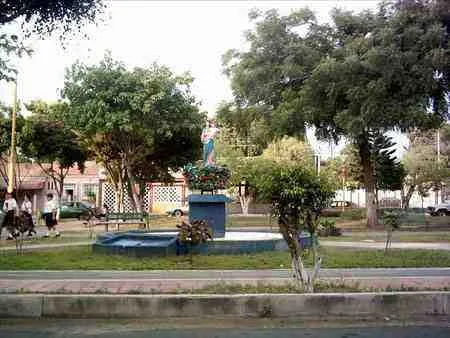 Monumento y fuente en un parque de barrio