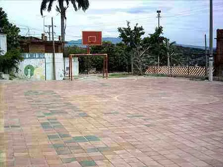 Cancha de baloncesto en un parque de barrio