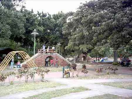 Juegos infantiles de ladrillo en un parque