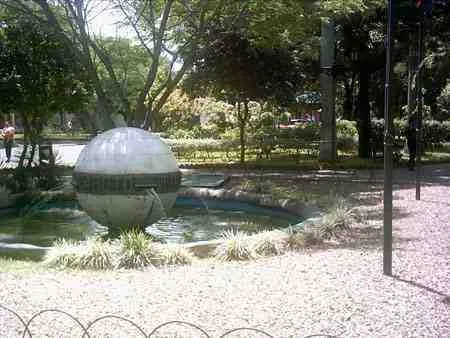 Fuente con esfera en un parque