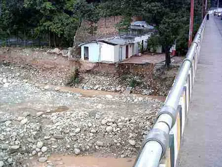 Puente sobre un lecho de piedras