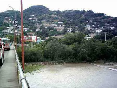 Puente sobre el río Pamplonita con los cerros al fondo