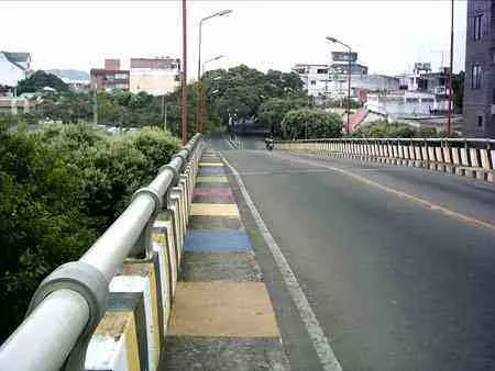 Puente con barandas pintadas de colores